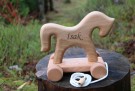 Treleker - Design serien - Hestefigur med hjul - mørk - Rask levering med gravering thumbnail