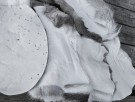 Noen skinn har merker, rynker som vist på bildet. Men skinnene er like gode og varme. Det er bare slik naturen er, der hvert skinn er unikt.  thumbnail