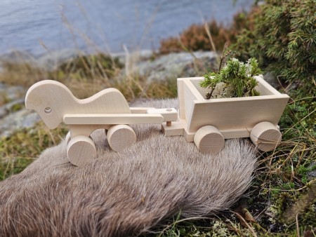 NYHET! Treleker - KOS Serien - Hest m/henger på hjul - Gravering