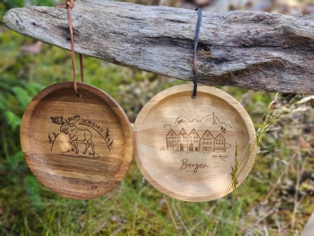 Fjelltind Tallerken/ Asjett, Mørk (12,5cm) - m/suvenir motiv