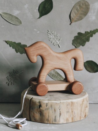 Treleker - Design serien - Hestefigur med hjul - mørk