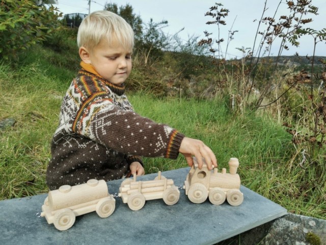 Bilen Bugge er omtrent på størrelse med toglokomotivet