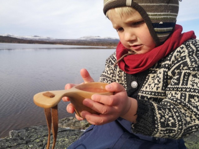 Godkoppen LITEN, i en barnehånd