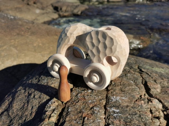Gøy med en figur som kan gå av og på elefanten