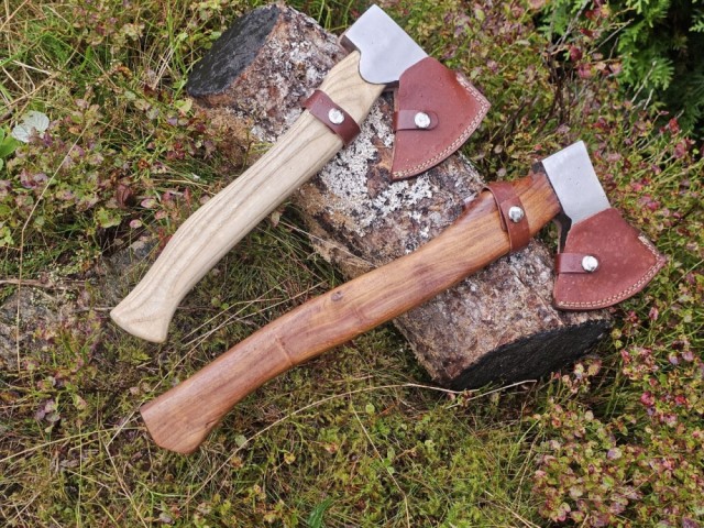 Lys hytteøks tv, og mørk th