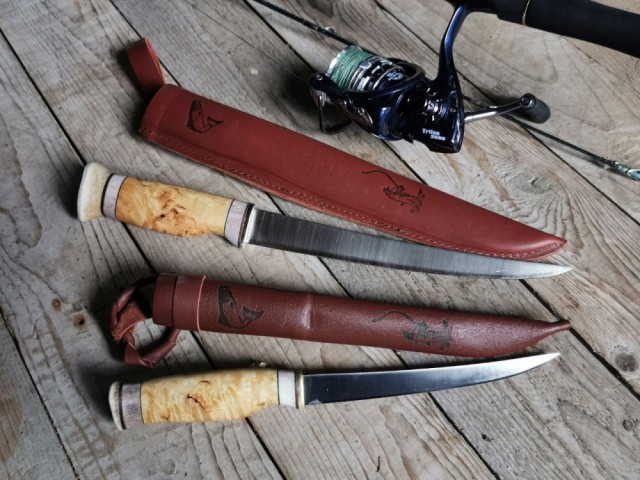 Størrelsesforhold til Fiskekniv 2 ( 1 øverst) Motivet nederst er ikke på sliren nå.