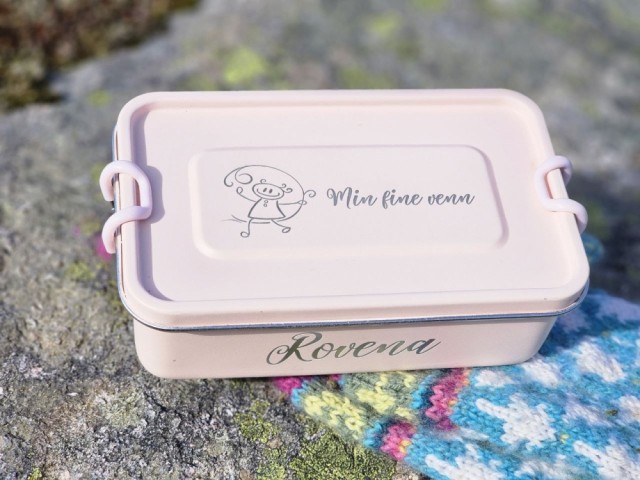 Gravering motiv + tekst på lokk