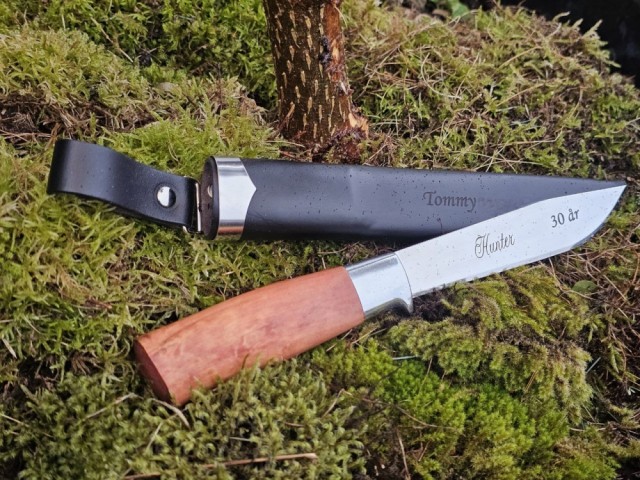 Her, gravert på skaft og slire