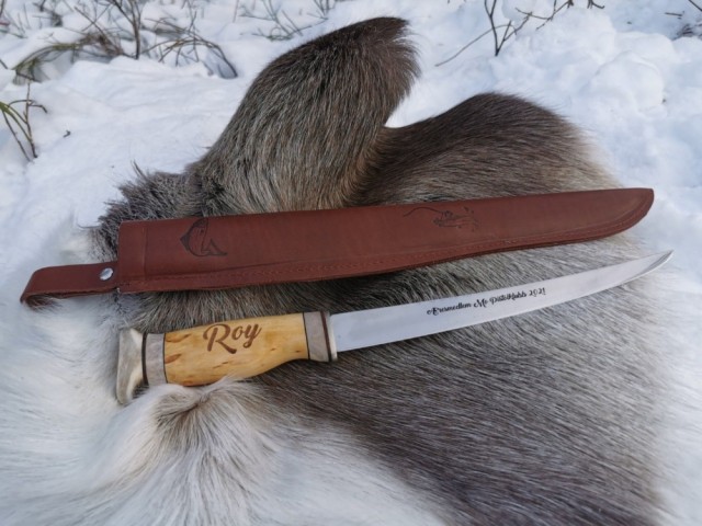 Her gravert på skaft og blad med skrifttype 14