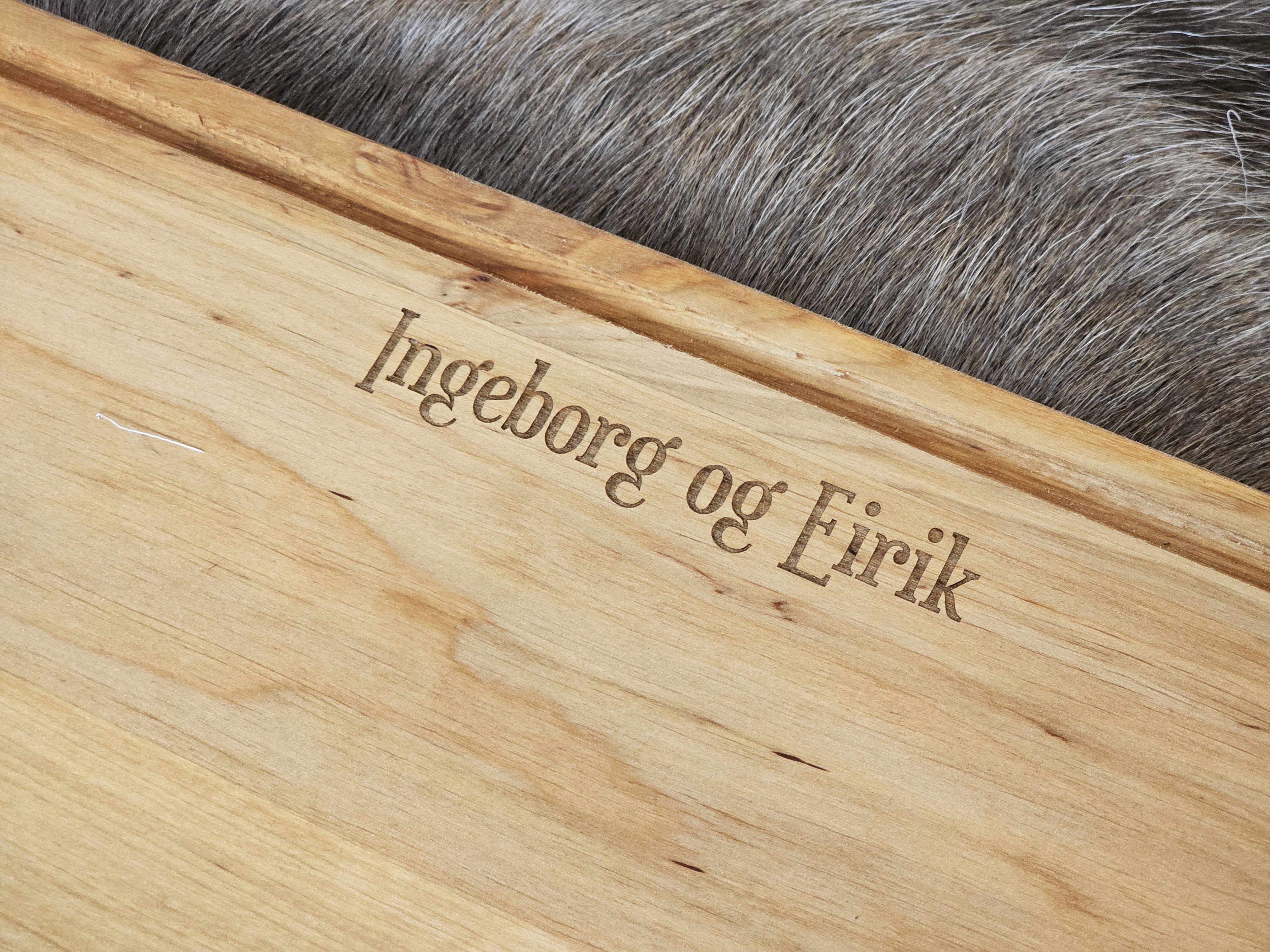 Fjøl med gravering til bryllupsgave